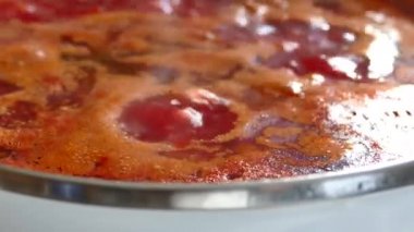 Borsch haşlanmış. Ukrayna çorbası. Sıvı yemek pişiriyorum..