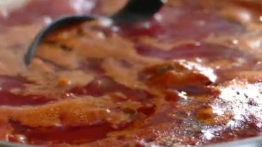 Borsch haşlanmış. Ukrayna çorbası. Sıvı yemek pişiriyorum..