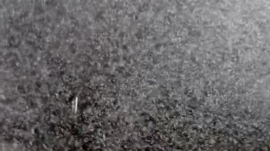 Kaynar su. Hava kabarcıkları bir sıvının içinde yüzer. Siyah-beyaz dokusu.  