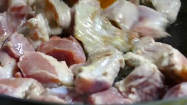 Свежее Мясо Жарят Сковороде Кусочки Свинины Смешиваются Кухонным Лопатком — стоковое видео
