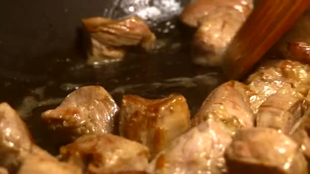 Carne Fresca Frita Uma Panela Pedaços Porco São Misturados Com — Vídeo de Stock