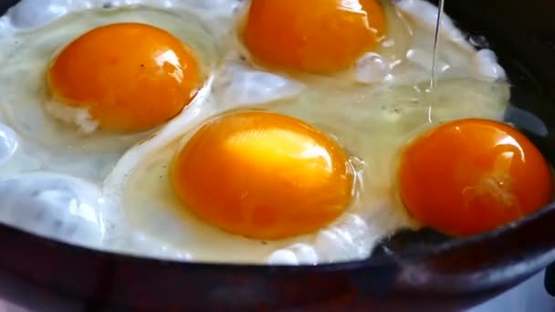 Kuřecí Vejce Smaží Pánvi Vaječný Oběd Vařit Snídani Míchaných Vajec — Stock video