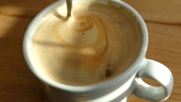 En kopp kaffe med skum. Pund en morgon varm dryck med en sked. — Stockvideo