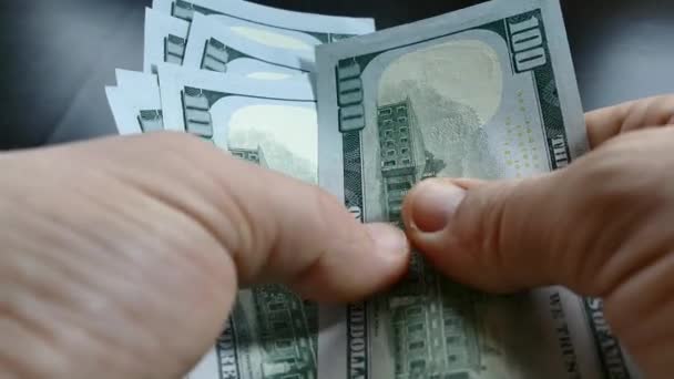 Billets en dollars américains. Comptez les mains d'argent. Revenus des entreprises . — Video