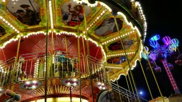 Vinnitsa, Oekraïne - december 2019: Luna Park. Carrousels met verlichting in een nachtpark. Vakantie plezier. — Stockvideo
