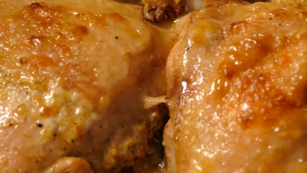 鶏の足はオーブンで焼かれます。ローストチキン肉のクローズアップ. — ストック動画