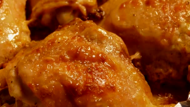 Hühnerkeulen werden im Ofen gebacken. Gebratenes Hühnerfleisch aus nächster Nähe. — Stockvideo