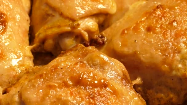 Le zampe di pollo sono cotte nel forno. Carne di pollo arrosto primo piano. — Video Stock