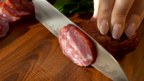 Pokroić Wędzoną Kiełbasę Nożem Santoku Kawałki Kiełbasy Leżą Desce Krojenia — Wideo stockowe