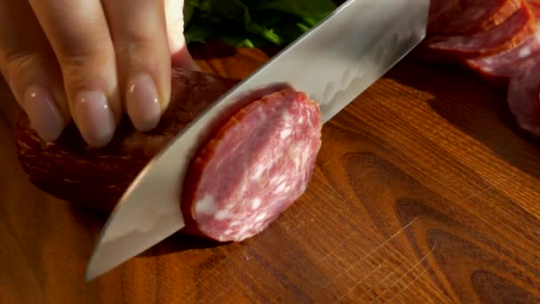 Pokroić Wędzoną Kiełbasę Nożem Santoku Kawałki Kiełbasy Leżą Desce Krojenia — Wideo stockowe