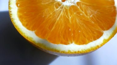 Sulu turuncu kesiklerin detaylı görüntüsü. Citrus meyvesi. Bir tutam portakal. 