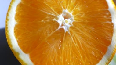 Sulu turuncu kesiklerin detaylı görüntüsü. Citrus meyvesi. Bir tutam portakal. 