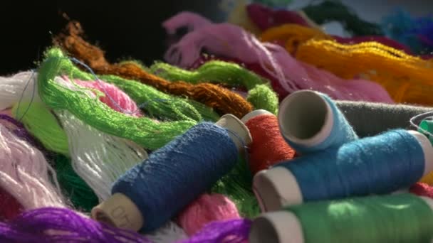 Renkli Iplik Makaraları Yakın Plan Tekstil Endüstrisi Ğne Iplikle Dikmek — Stok video