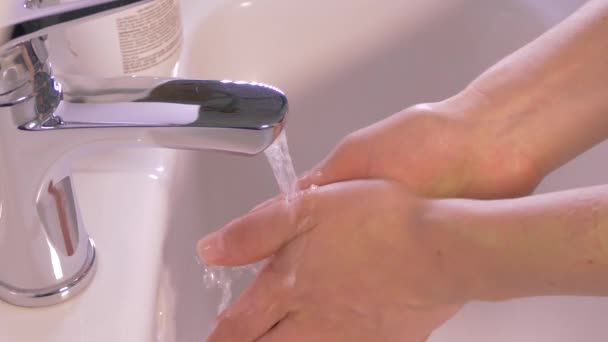 石鹸と水で手を洗う 体の衛生状態 手と手のひらの消毒 ウイルス対策 水道水で洗面器 ディスペンサー付き瓶の中の石鹸 — ストック動画