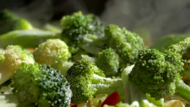 野菜の昼食 鍋に野菜のシチューを調理 サラダに冷凍野菜 半完成食品 スライスキャベツブロッコリー — ストック動画