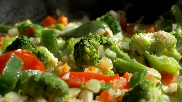 Een Groente Kook Groentesoep Een Pan Bevroren Groenten Een Salade — Stockvideo