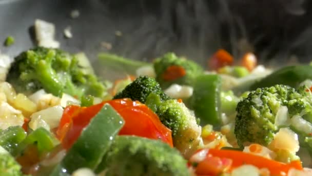 Almuerzo Verduras Cocine Guiso Verduras Una Sartén Verduras Congeladas Una — Vídeo de stock