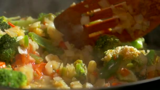 Lunch Med Grönsaker Koka Grönsaksgrytan Kastrull Frysta Grönsaker Sallad Halvfabrikat — Stockvideo