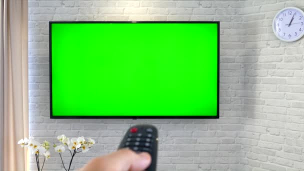 Guardare Con Telecomando Mano Schermo Verde Contro Muro Mattoni Nel — Video Stock