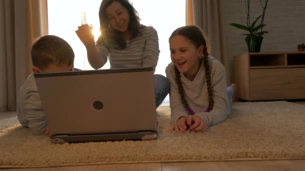 Family Communicates Online Internet Relatives Mom Children Talking Video Chat — Stock Video