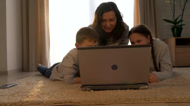 这个家庭通过互联网与亲戚进行在线交流 妈妈和孩子们在笔记本电脑上通过视频聊天 远程通信 — 图库视频影像