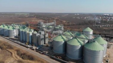 Tahıl ambarının tabanında. Asansörlerin inşaat alanında. Tarım endüstrisi. Mısır gevreği topluyorum. Yeni nesnelerin inşası.