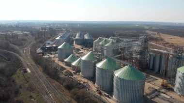 Tahıl ambarının tabanında. Asansörlerin inşaat alanında. Tarım endüstrisi. Mısır gevreği topluyorum. Yeni nesnelerin inşası.