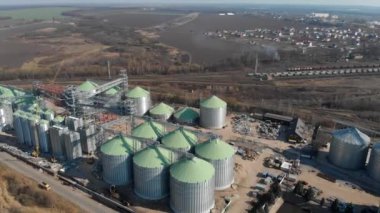 Tahıl ambarının tabanında. Asansörlerin inşaat alanında. Tarım endüstrisi. Mısır gevreği topluyorum. Yeni nesnelerin inşası.