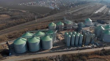 Tahıl ambarının tabanında. Asansörlerin inşaat alanında. Tarım endüstrisi. Mısır gevreği topluyorum. Yeni nesnelerin inşası.