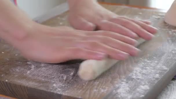 Замісити Тісто Руками Вирізати Тісто Борошна Ножем Скульптурні Пельмені — стокове відео