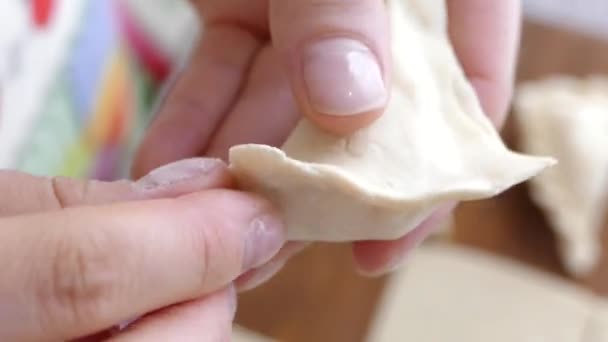 Knead Těsto Rukama Vyřízněte Těsto Mouky Nožem Sculpt Dumplings — Stock video