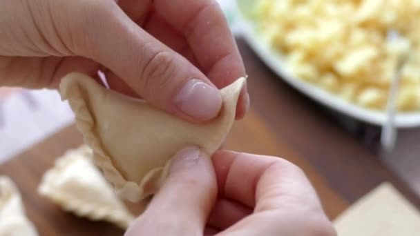 手で生地をこねる ナイフで小麦粉から生地をカット 餃子を彫る — ストック動画