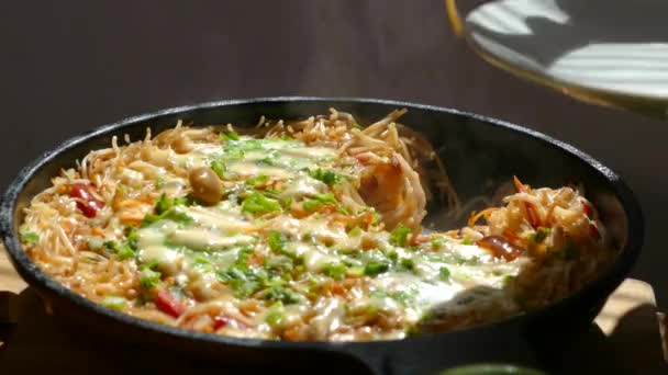 Cooking dinner in a pan. Pasta casserole. Macaroni with green onions and cheese. — Stock Video