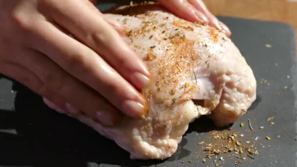 Τρίψτε στήθος κοτόπουλου με μπαχαρικά. Μαγειρέψτε κοτόπουλο για ψήσιμο. Μαγειρεύω δείπνο στην κουζίνα. — Αρχείο Βίντεο
