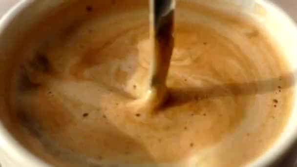 Morgens Kaffee mit Waffeln. Ein schäumendes Getränk mit einem Löffel in eine Tasse geben. Kaffee mit Milch und Schaum. — Stockvideo