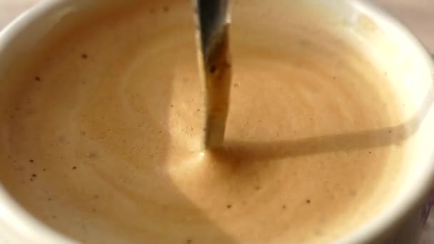 Morgens Kaffee mit Waffeln. Ein schäumendes Getränk mit einem Löffel in eine Tasse geben. Kaffee mit Milch und Schaum. — Stockvideo