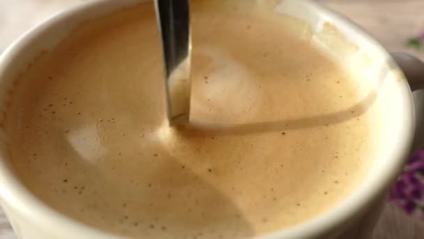 Caffè mattutino con waffle. Pound una bevanda schiumosa in una tazza con un cucchiaio. Caffè con latte e schiuma . — Video Stock