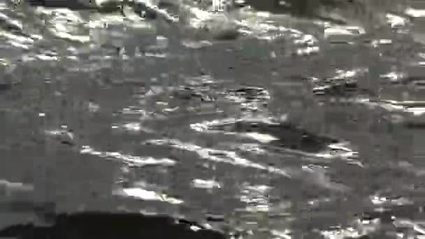 水面に波。灰色の波の背景のテクスチャ。太陽の光が水面に反射する。海の川の湖. — ストック動画