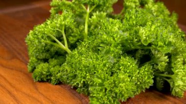 Kesme tahtasındaki maydanoz. Vejetaryen yemeği..