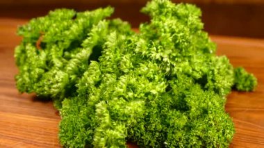 Yeşil salata. Kesme tahtasındaki maydanoz. Vejetaryen yemeği..