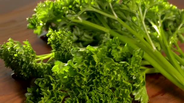 Grön sallad. Persilja på en skärbräda närbild. Vegetarisk mat. — Stockvideo