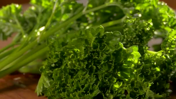 Grüner Salat. Petersilie auf einem Schneidebrett in Großaufnahme. Vegetarisches Essen. — Stockvideo