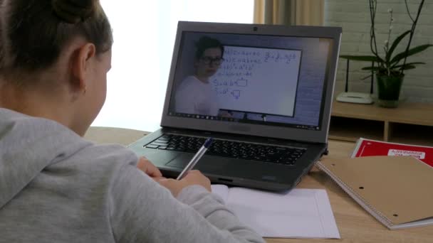 ラップトップでオンラインで勉強する小さな少女 — ストック動画