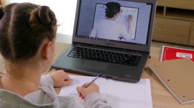 Bilgisayarda çalışan küçük kız.