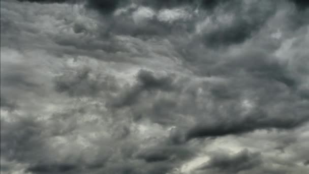 Czarne Chmury Latają Szybko Niebie Wirują Nadchodzi Huragan — Wideo stockowe