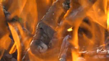 Yakacak odun yangında kül olur. Kömür yanığı. Ateş ve kül..