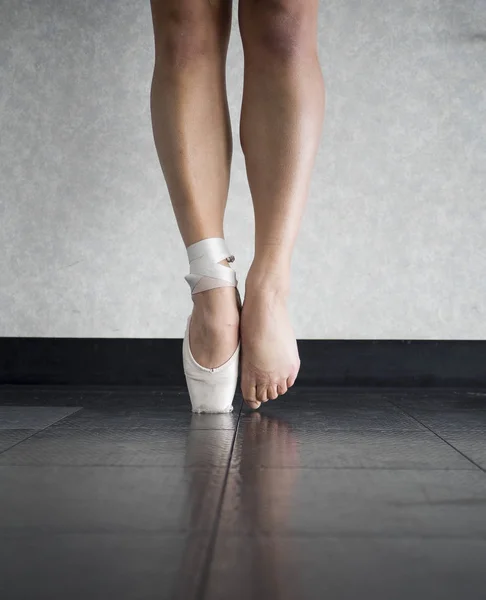 Bailarino Equilíbrio Seus Sapatos Pontiagudos Pés Atrás Deles — Fotografia de Stock