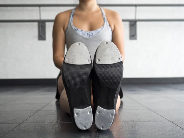 若いダンサーのタップ タップ クラスの靴 — ストック写真