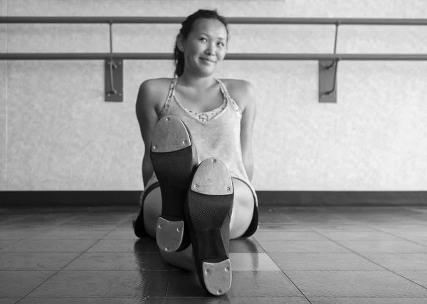 Versão Preto Branco Dançarina Adolescente Sentada Com Pernas Cruzadas Com — Fotografia de Stock