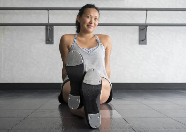 Teenage Dancer Sitting Crossed Legs Tap Shoes Dance Class — Stock Photo, Image